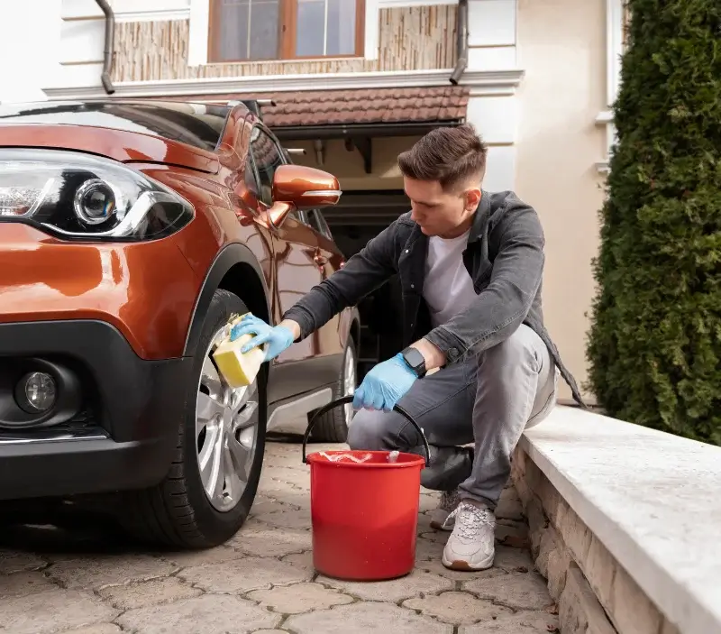 Lavage auto à domicile Ploëzal : professionnel intervenant sur un véhicule